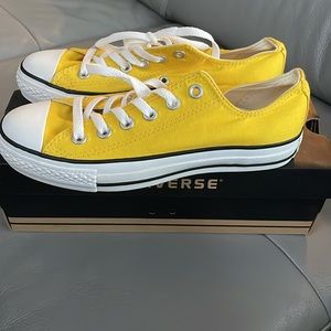 Chuck Taylor Converse. Men Size 5. Women Size 7.